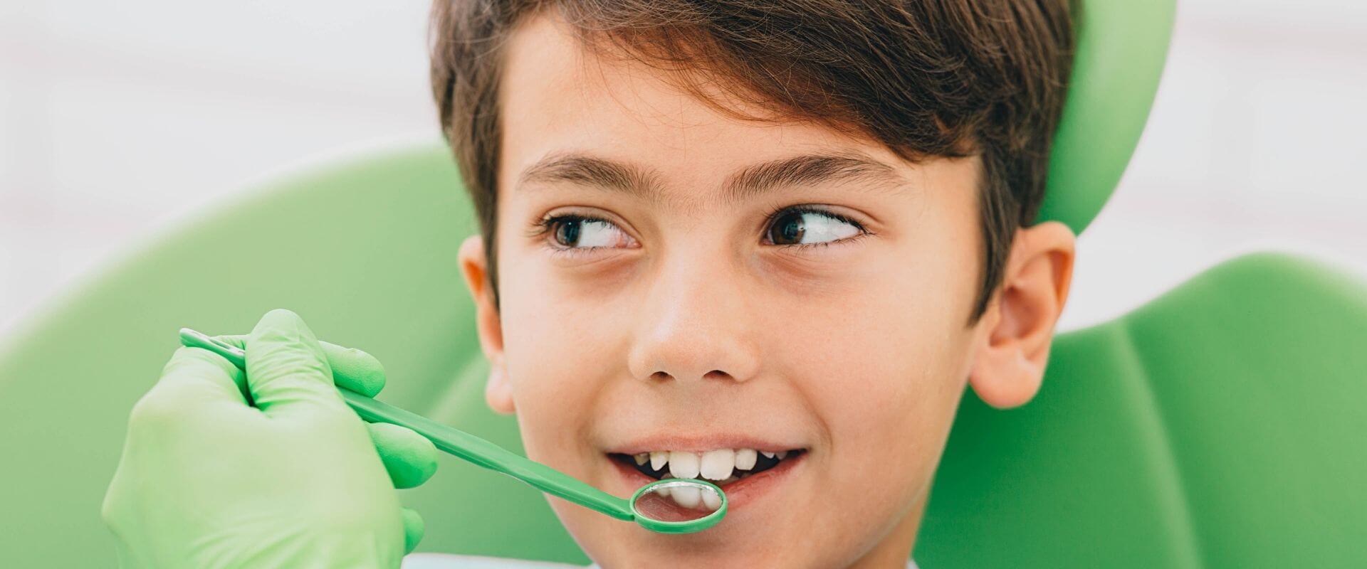 Headerbild: Kinder & Jugendliche beim Zahnarzt