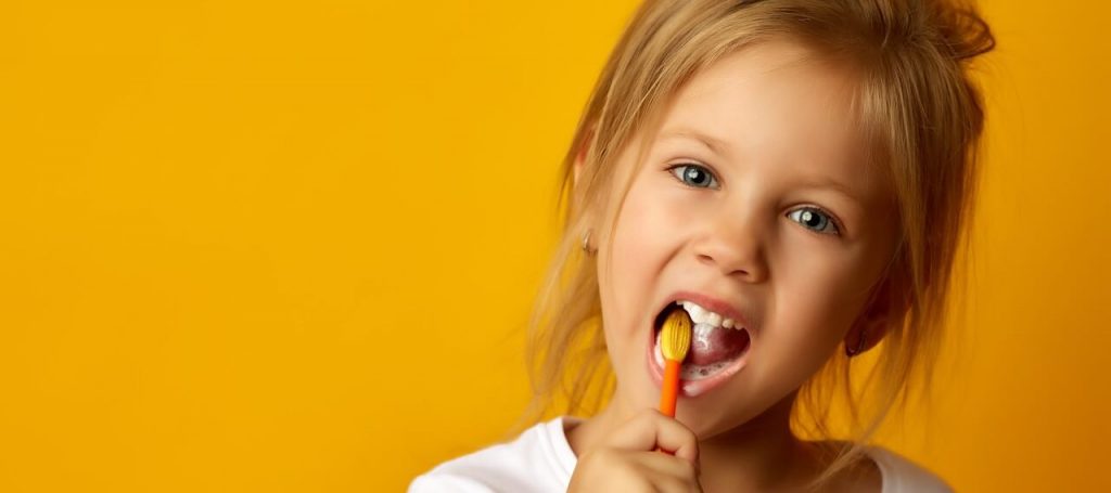 Mädchen Zähneputzen Kinderzahnmedizin