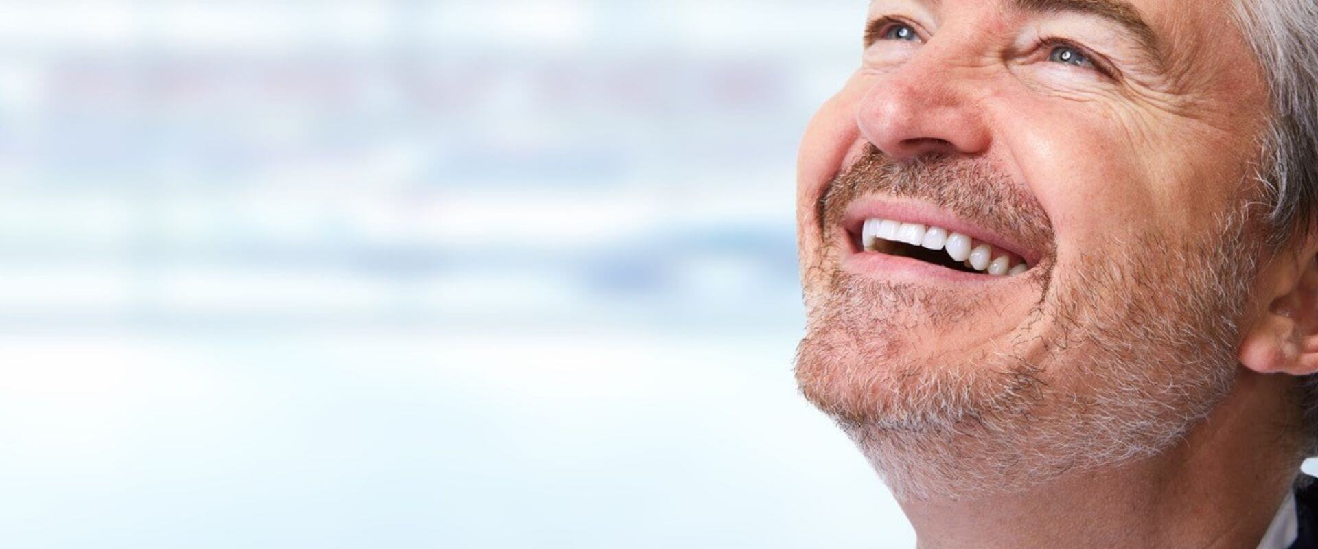 Lächelnder Mann - Zahnarztpraxis Amerdingen